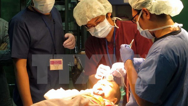 Médicos estadounidenses en programa de apoyo médico en Vietnam